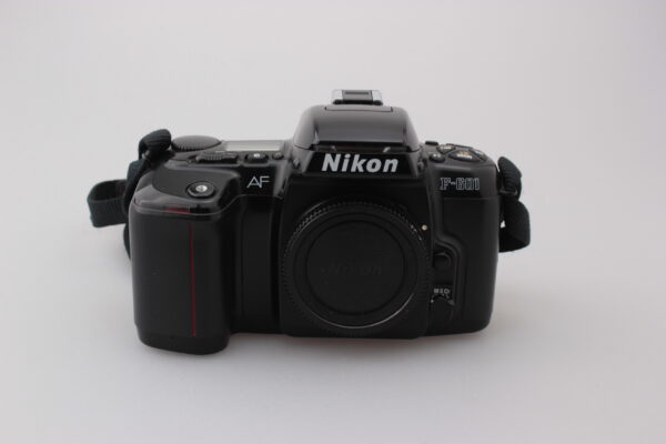 NIKON F-601 FILMIKAMERA, TARVIKKEITA JA LAUKKU