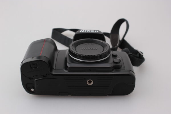 NIKON F-601 FILMIKAMERA, TARVIKKEITA JA LAUKKU - Image 5