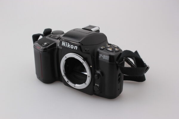 NIKON F-601 FILMIKAMERA, TARVIKKEITA JA LAUKKU - Image 6