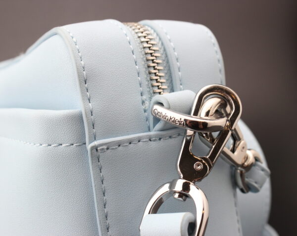 CALVIN KLEIN MUST CAMERA BAG -OLKALAUKKU - Image 4