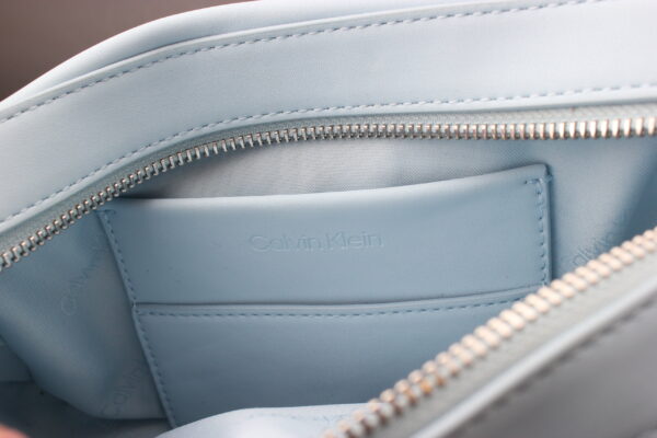 CALVIN KLEIN MUST CAMERA BAG -OLKALAUKKU - Image 6