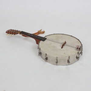 8-KIELINEN BANJO