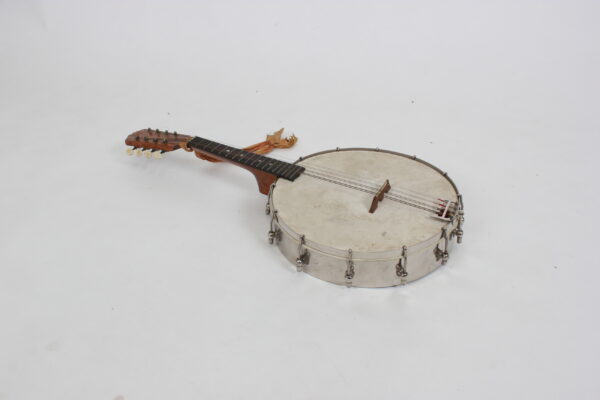 8-KIELINEN BANJO