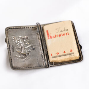 TASKUKALENTERI 1945 METALLIKOTELOSSA